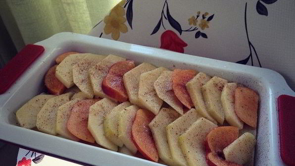 сладкая лазанья с яблоками, некторинами, грецкими орехами и курагой