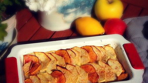 сладкая лазанья с яблоками, некторинами, грецкими орехами и курагой