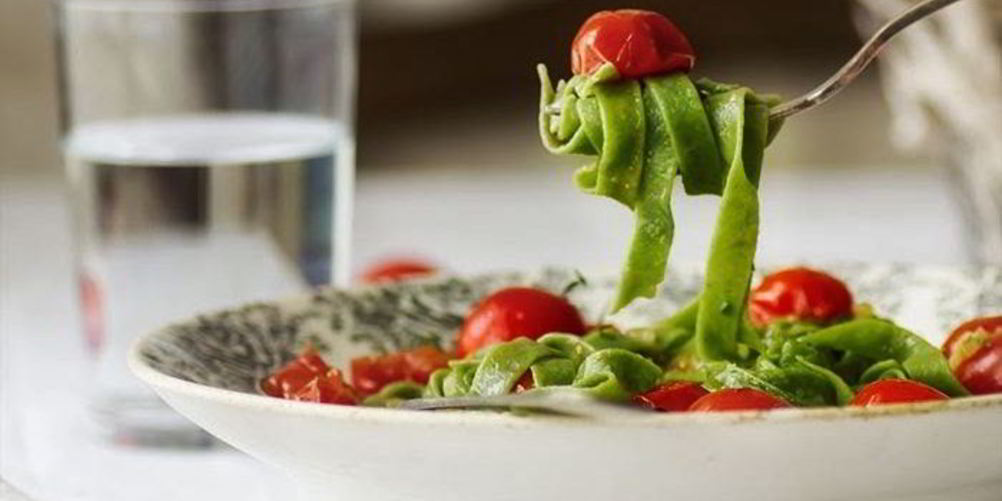 Рецепт домашней пасты со шпинатом и томатами