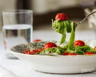 Домашняя паста со шпинатом и томатами