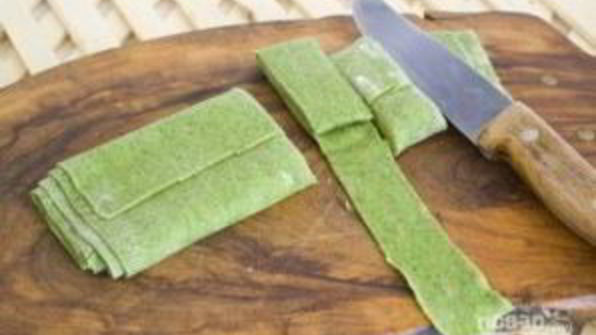 домашняя паста со шпинатом и томатами