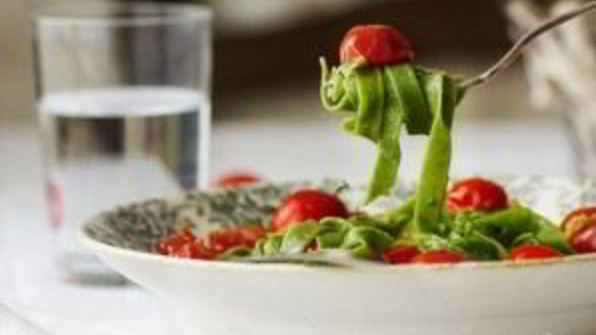 домашняя паста со шпинатом и томатами