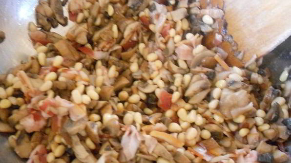 каннелони из блинчиков с грибами, беконом и кедровыми орешками