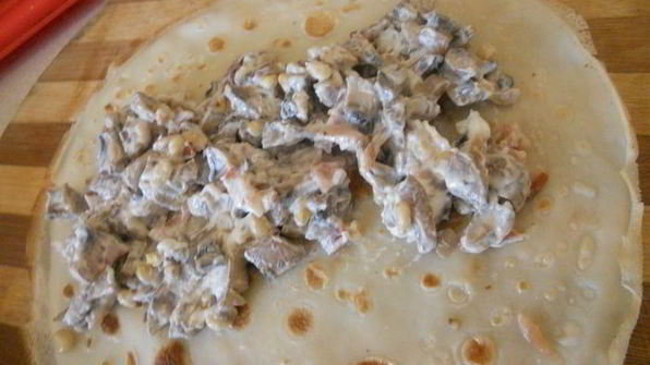 каннелони из блинчиков с грибами, беконом и кедровыми орешками
