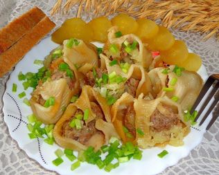 Конкильони фаршированные мясом с сыром