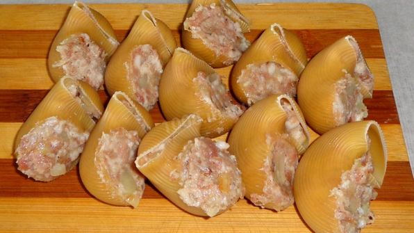 конкильони фаршированные мясом с сыром
