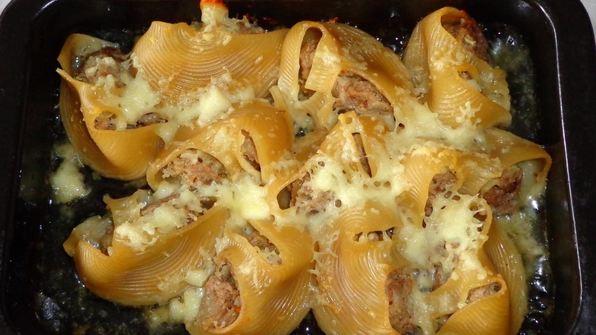 конкильони фаршированные мясом с сыром
