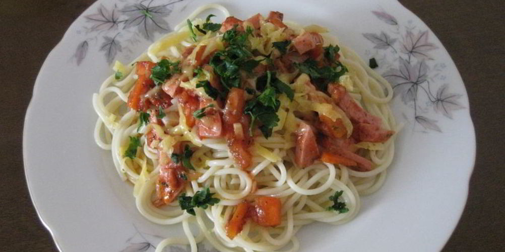 Рецепт макарон с колбасой и томатным соусом