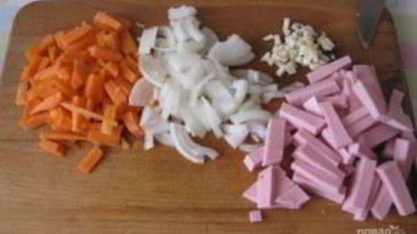 макароны с колбасой и томатным соусом