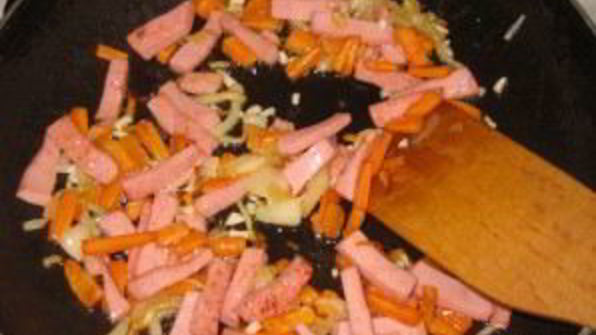 макароны с колбасой и томатным соусом