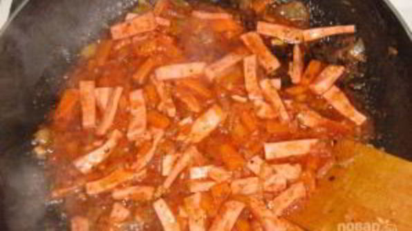 макароны с колбасой и томатным соусом