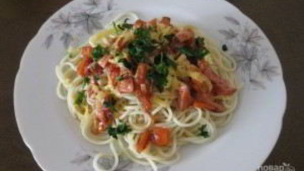 макароны с колбасой и томатным соусом