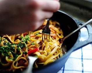 Макароны с курицей и овощами