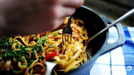 Макароны с курицей и овощами