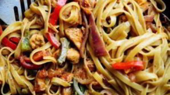 макароны с курицей и овощами