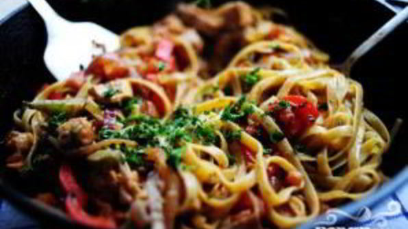 макароны с курицей и овощами