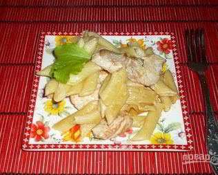 Макароны с курицей в сырном соусе