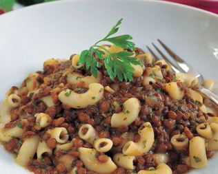 Отварные макароны с чечевицей