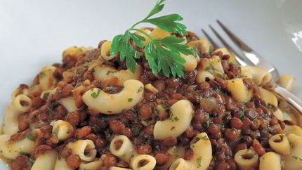 Отварные макароны с чечевицей