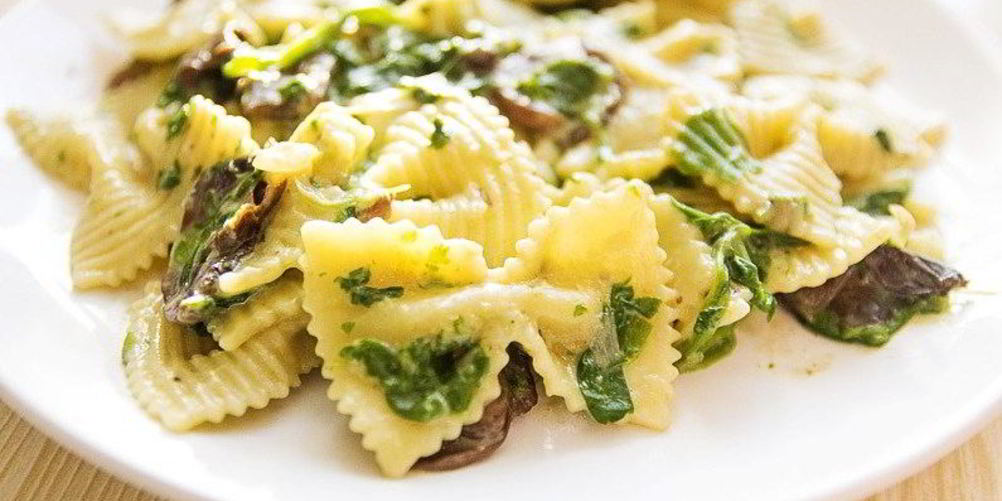 Рецепт пасты фарфалле с грибами и шпинатом в сливочном соусе