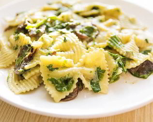 Паста фарфалле с грибами и шпинатом в сливочном соусе