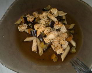 Паста с баклажаном, морковью и грудка индейки с паприкой и чили