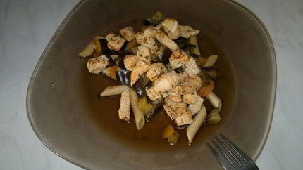 Паста с баклажаном, морковью и грудка индейки с паприкой и чили