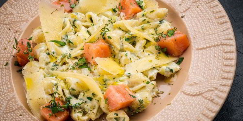 Рецепт пасты с копченой семгой и луком пореем