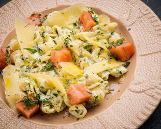 Паста с копченой семгой и луком пореем