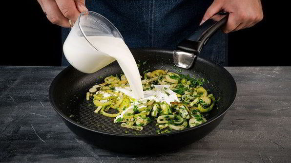 паста с копченой семгой и луком пореем