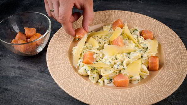 паста с копченой семгой и луком пореем