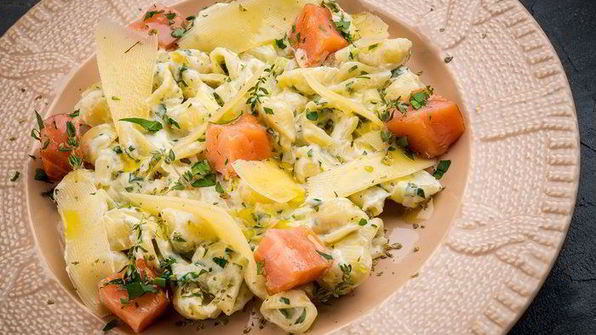 паста с копченой семгой и луком пореем