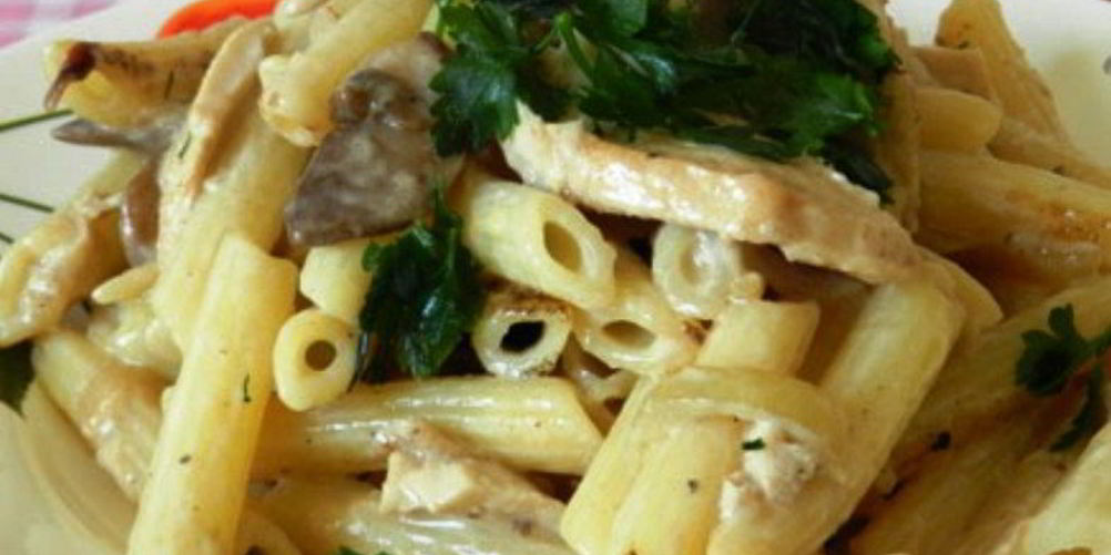 Рецепт пасты с курицей и грибами в сливочном соусе
