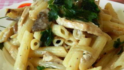 Паста с курицей и грибами в сливочном соусе