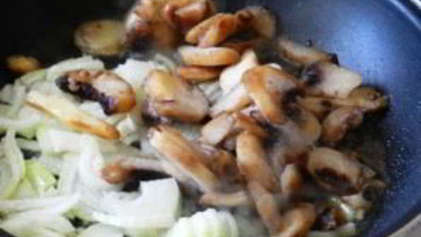 паста с курицей и грибами в сливочном соусе