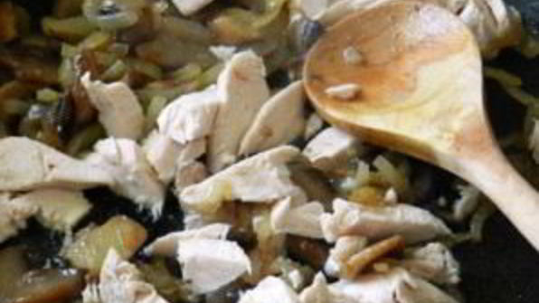 паста с курицей и грибами в сливочном соусе