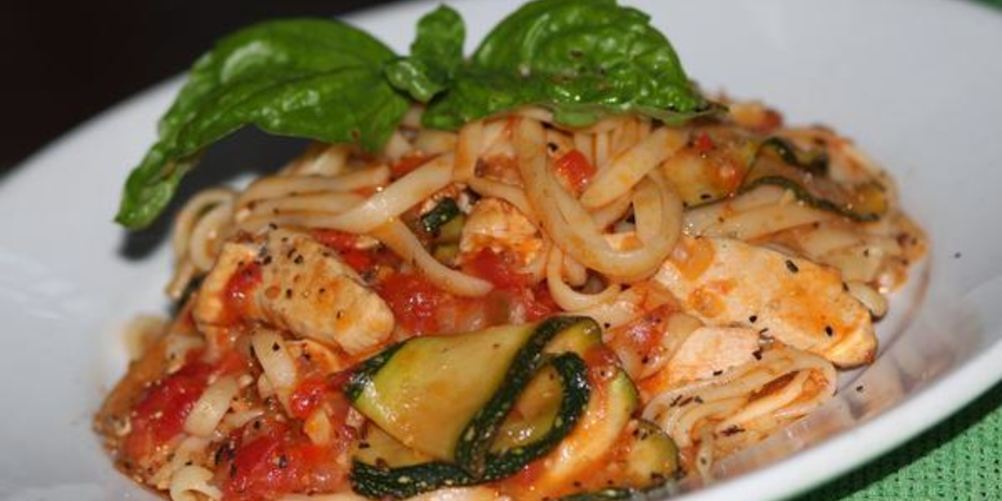 Рецепт пасты с курицей, цуккини и острым томатным соусом
