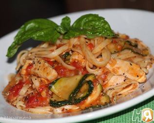 Паста с курицей, цуккини и острым томатным соусом