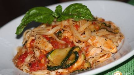 Паста с курицей, цуккини и острым томатным соусом