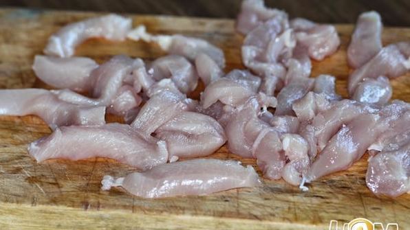 паста с курицей, цуккини и острым томатным соусом