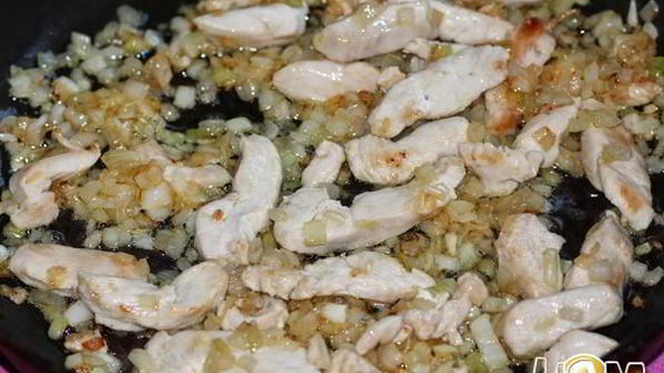 паста с курицей, цуккини и острым томатным соусом