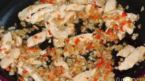 паста с курицей, цуккини и острым томатным соусом