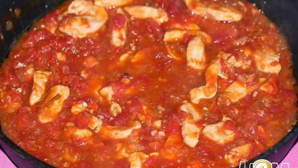 паста с курицей, цуккини и острым томатным соусом