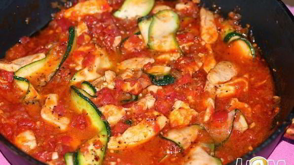 паста с курицей, цуккини и острым томатным соусом