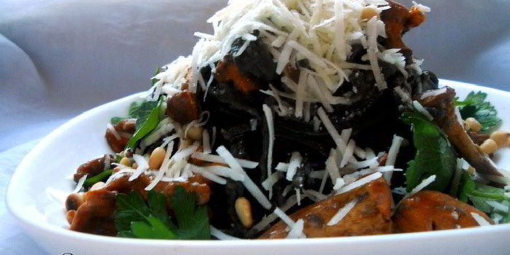 Рецепт пасты с лисичками, чесночно-розмариновым маслом и кедровыми орешками