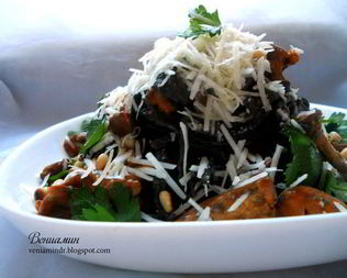 Паста с лисичками, чесночно-розмариновым маслом и кедровыми орешками