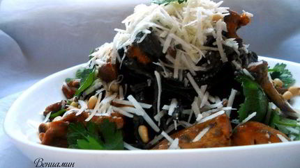 Паста с лисичками, чесночно-розмариновым маслом и кедровыми орешками