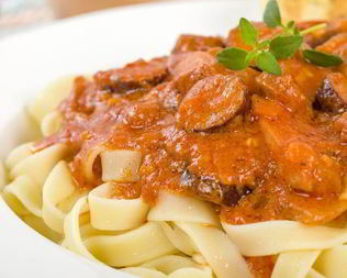 Паста с овощами и чоризо по-домашнему