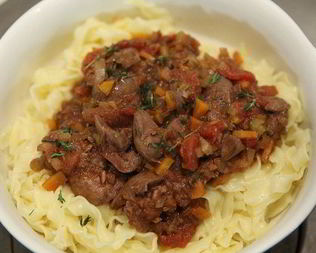 Паста с соусом из куриной печени и помидоров