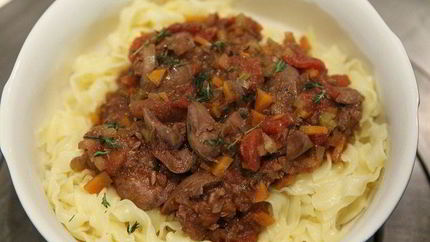 Паста с соусом из куриной печени и помидоров